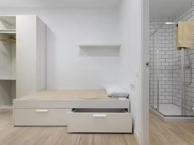 ¡Recién llegado! Habitación en Carrer de Bassegoda, Sants Badal