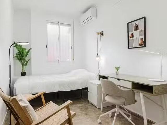 ¡En alquiler! Habitación en Carrer de la Indústria, Camins al.