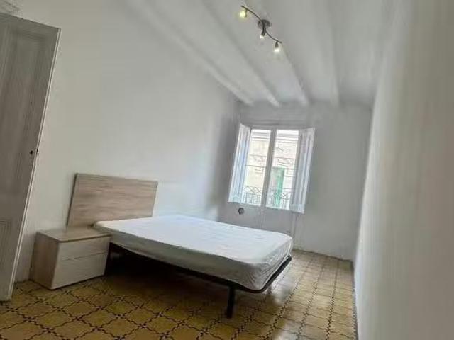 Encantador Habitación en Carrer de la Junta de Comerç, Ciutat.