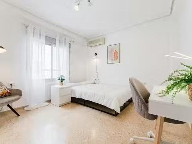 ¡Oferta! Habitación en Carrer d'Empar Ballester, Poblados Marí.