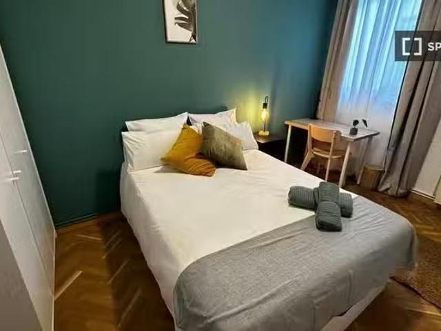 ¡Oferta! Habitación en piso compartido de 8 habitaciones en al.