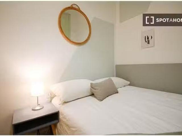 Bonito Habitación en piso compartido en el raval, barcelona