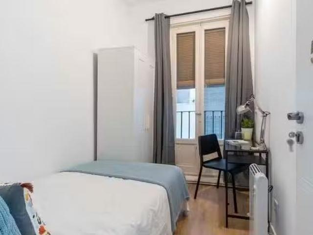 ¡Recién llegado! Habitación en Plaza de la Marina Española