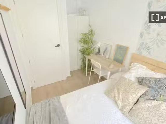 Acogedor Habitación en un apartamento compartido de 11 habitac.