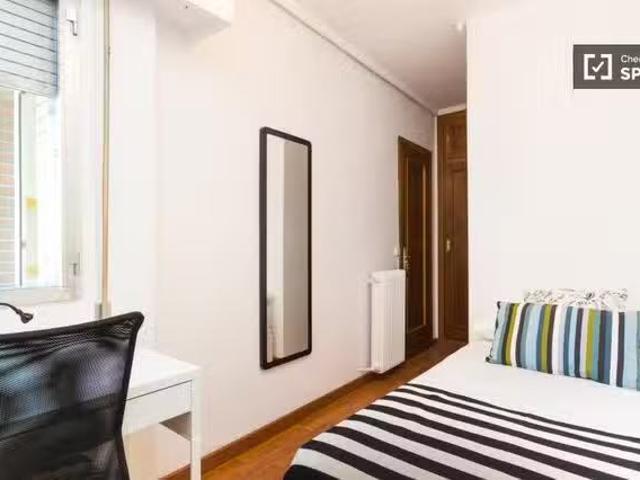 ¡Recién llegado! Habitación equipada en apartamento en Ciudad.
