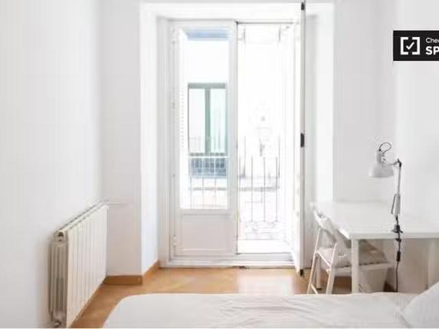 Único Habitación luminosa en apartamento de 7 dormitorios en L.