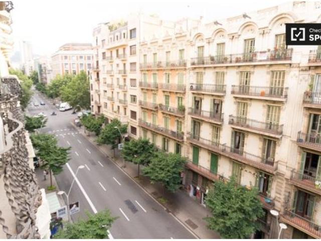 Acogedor piso compartido en Carrer de Balmes Sólo mujeres