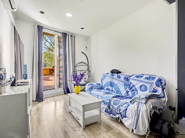 Acogedor piso con terraza privada en el corazón de El Raval, Barcelona
