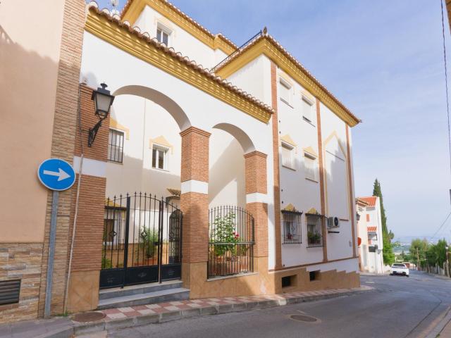 Acogedor Piso de 3 Dormitorios en La Zubia con Gran Patio