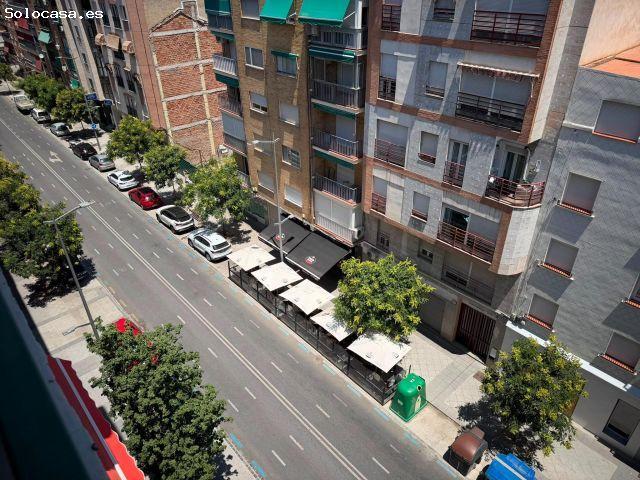 Acogedor Piso en Granada con Terraza y Excelente Ubicación