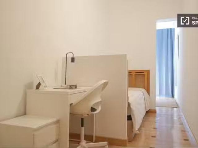 ¡Renta! Se alquila habitación en apartamento de 9 dormitorios.