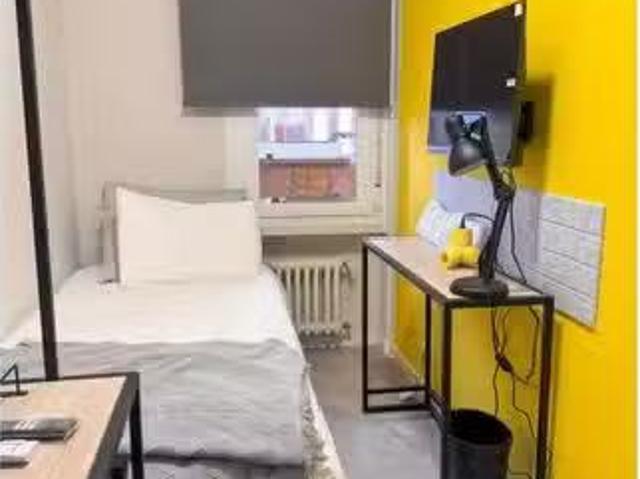 Encantador Se alquila habitación en piso compartido de 7 habit.