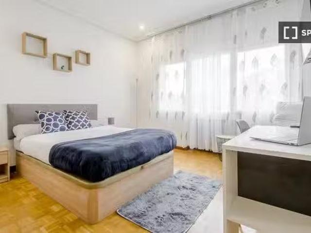 Acogedor Se alquila habitación en piso compartido de 8 habitac.