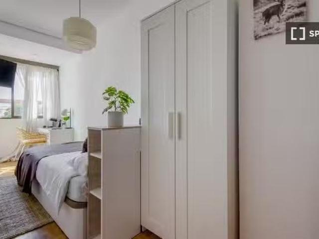 ¡Oferta! Se alquila habitación en piso de 7 habitaciones en Fu.