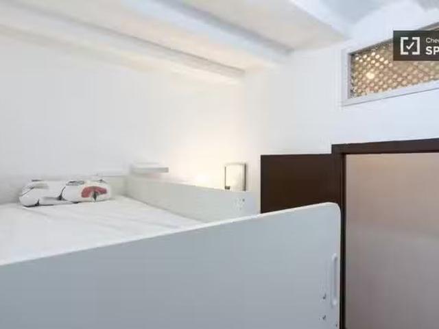 Acogedor Se alquila habitación en piso de 3 habitaciones en El.