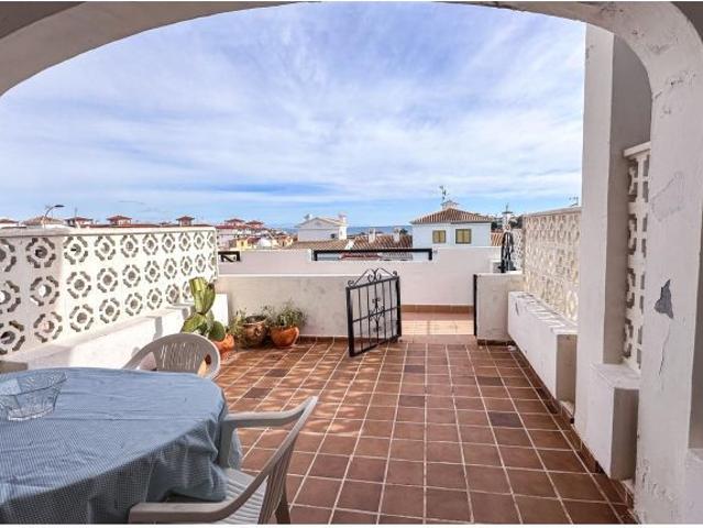 ACOGEDORA CASA ADOSADA CON DOS TERRAZAS Y PISCINA COMUNITARIA – LA MATA, TORREVIEJA
