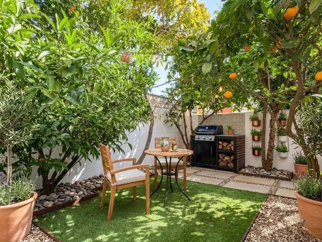 Acogedora casa adosada con jardín y gran potencial en San Pedro de Alcántara