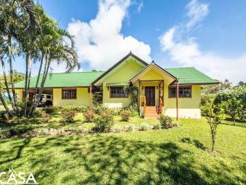 Acogedora Casa con Casita en Venta en Volcancito Road, Boquete