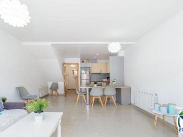 Acogedora casa con garaje, terraza soleada y licencia turística