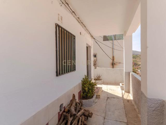 Acogedora casa en Vélez de Benaudalla con terreno