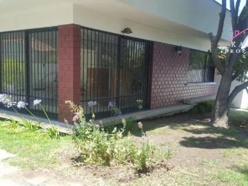 Acogedora casa en sector residencial de las condes