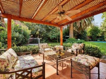 Acogedora casa frente a Plaza, Golf de Manquehue. Lindo Jardin