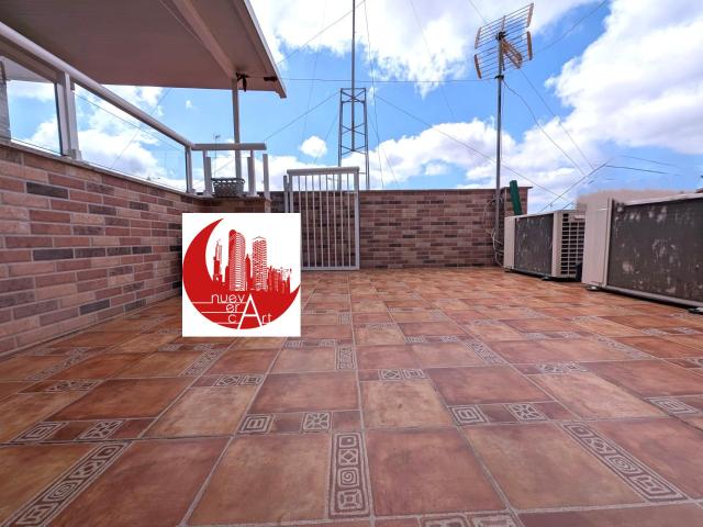 ¡Acogedora Casa Reformada en Venta de 4 habitaciones, patio y terraza acristalada en Barrio Peral!