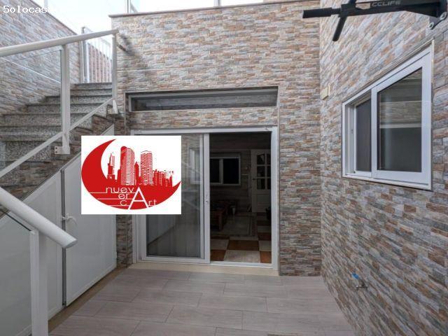 ¡Acogedora Casa Reformada en Venta de 4 habitaciones, patio y terraza acristalada en Barrio Peral!
