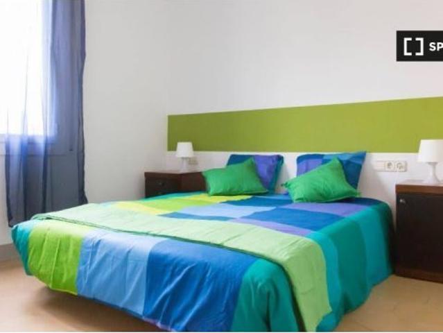 Acogedora habitación con cama de matrimonio en alquiler en Eixample Sólo chicas