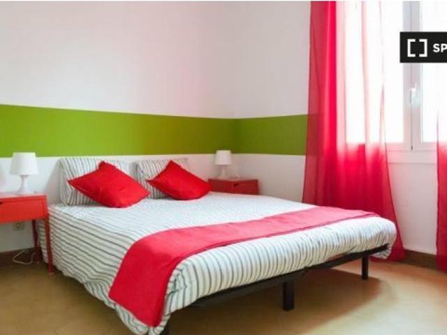 Acogedora habitación con cama de matrimonio en alquiler en Eixample Sólo chicas