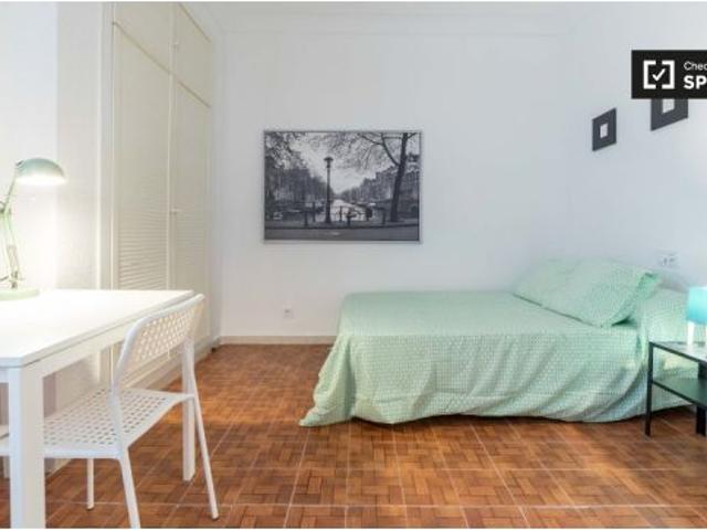 Acogedora habitación con cama doble en alquiler en Quatre Carreres