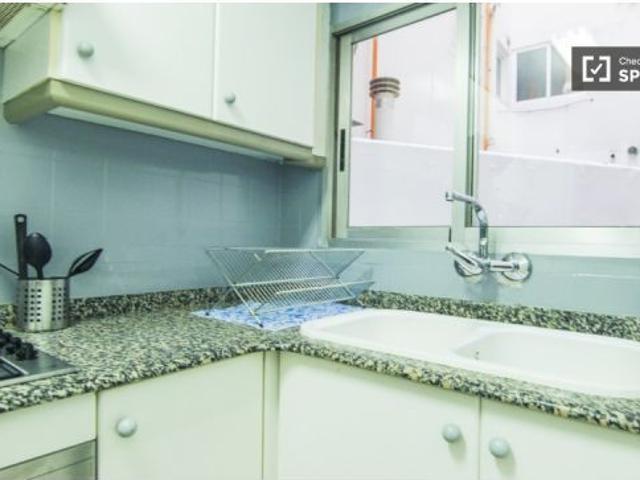 Acogedora habitación con armario independiente en un apartamento compartido, Camins al Grau