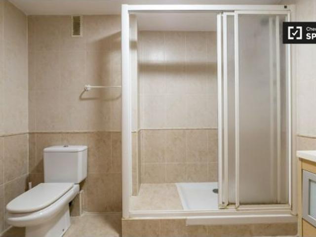 Acogedora habitación con balcón en un apartamento de 3 dormitorios, Jesús