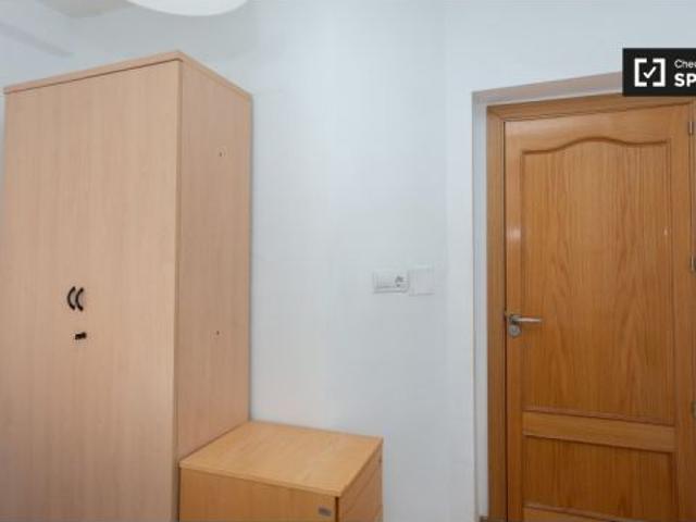 Acogedora habitación con escritorio en un apartamento de 4 dormitorios, Getafe