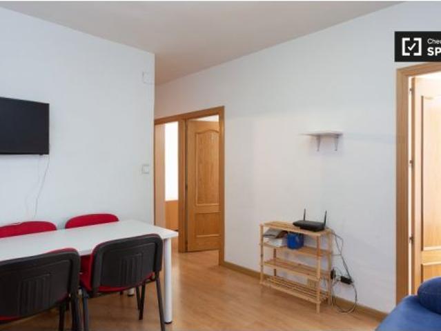 Acogedora habitación con escritorio en un apartamento de 4 dormitorios, Getafe