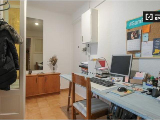Acogedora habitación con escritorio en La Dreta de l' Eixample