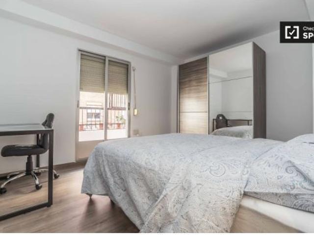 Acogedora habitación con patio interior con vista a la ventana en un apartamento compartido, El Pla