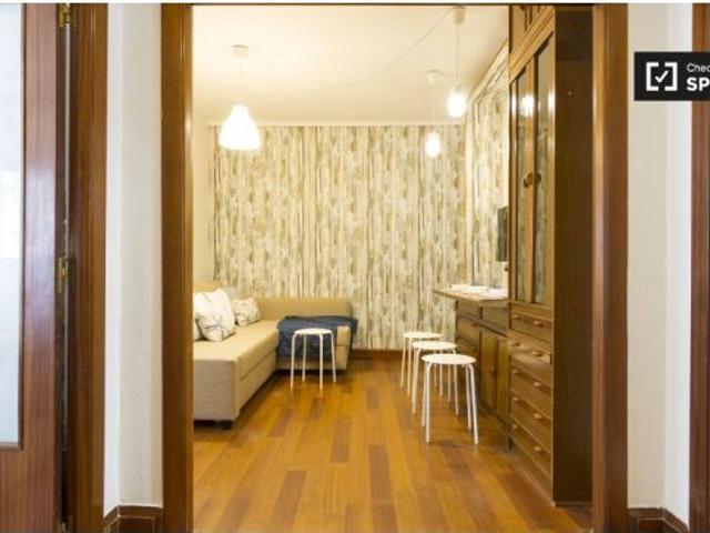 Acogedora habitación en un apartamento de 4 dormitorios en Ibaiondo