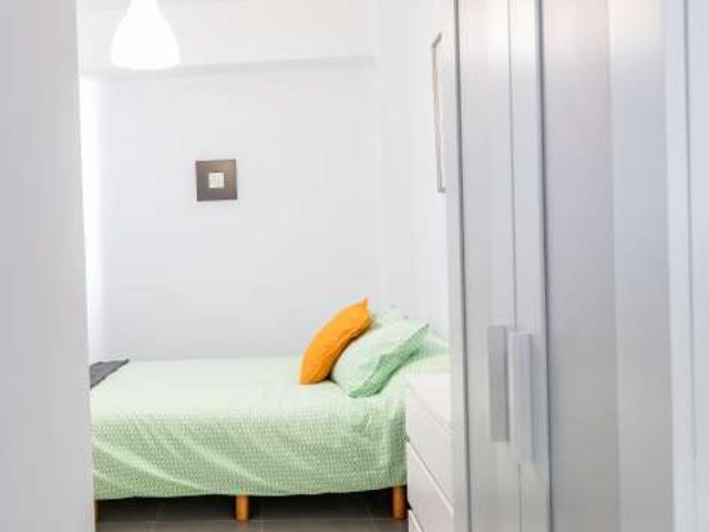 Acogedora habitación en un apartamento de 4 dormitorios en Poblats Marítims