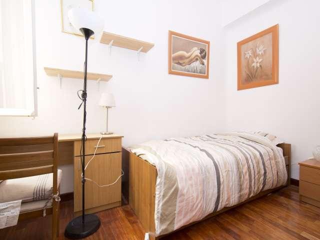 Acogedora habitación en un apartamento de 4 dormitorios en Retiro, Madrid
