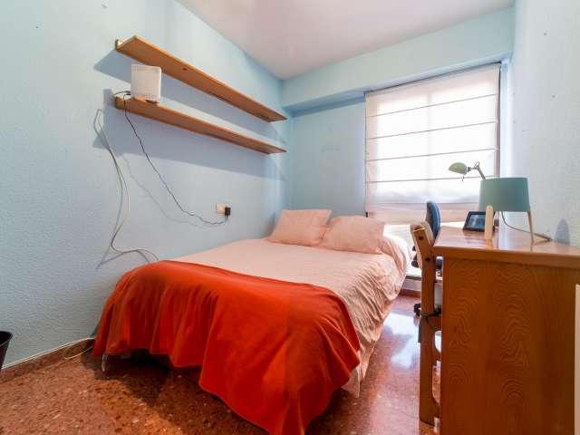 Acogedora habitación en un apartamento de 5 dormitorios en Algirós, Valencia