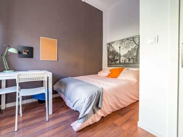 Acogedora habitación en un apartamento de 5 dormitorios en Ciutat Vella, Valencia