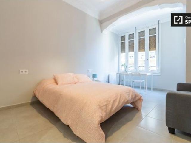 Acogedora habitación en un apartamento de 5 dormitorios en L' Eixample