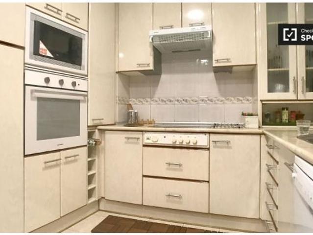 Acogedora habitación en un apartamento de 6 dormitorios en Malasaña