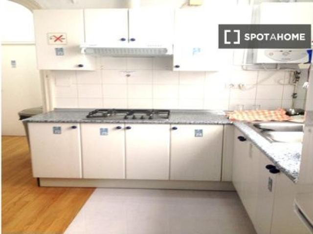Acogedora habitación en un apartamento de 6 dormitorios en Malasaña, Madrid