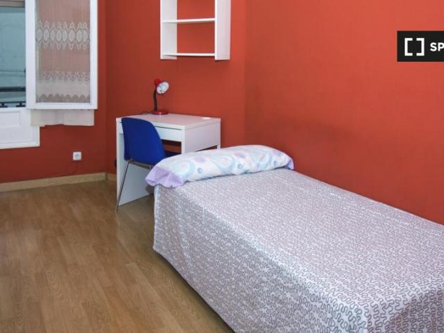 Acogedora habitación en un apartamento de 6 dormitorios en Malasaña, Madrid