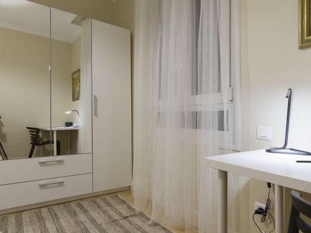 Acogedora habitación en un apartamento de 8 dormitorios en Abando, Bilbao
