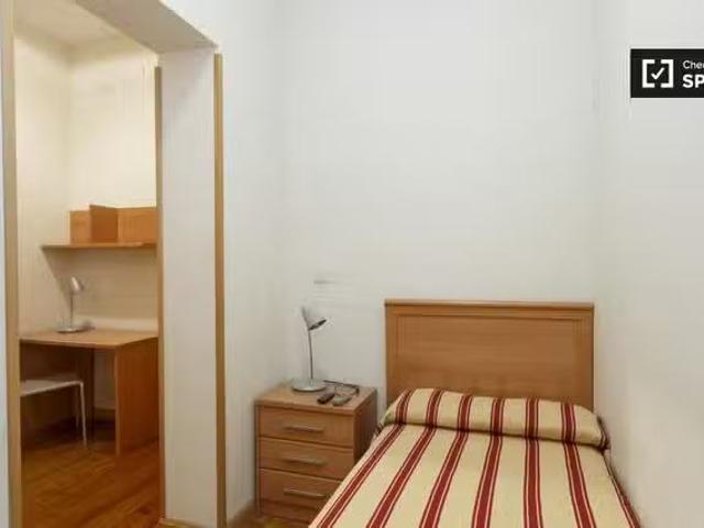 Acogedora habitación en un apartamento de 12 habitaciones en A.