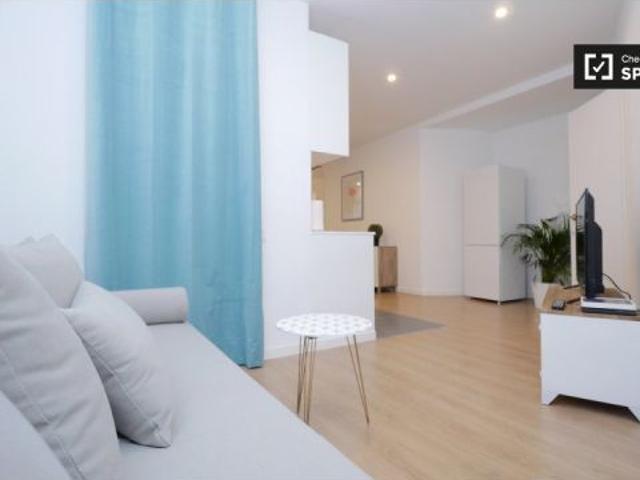 Acogedora habitación en un apartamento de 3 dormitorios en Barri Gòtic