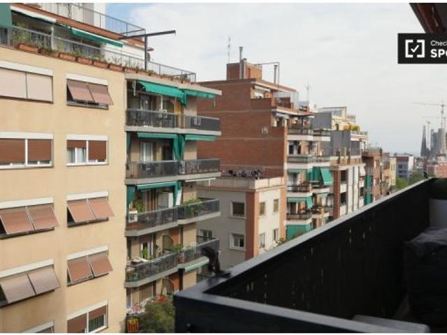Acogedora habitación en un apartamento de 3 dormitorios en Gracia
